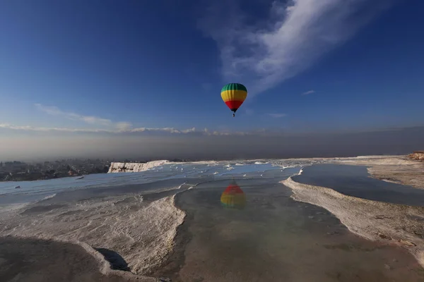 Turkije Natuurwonderen Denizli Pamukkale Travertijnen Ballonnen Die Mensen Vervoeren — Stockfoto