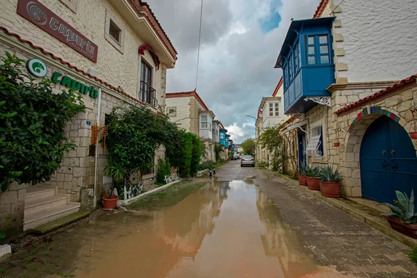 Турция Измир Января 2021 Улица Алаат Фотографии Отражения Дождевой Воде — стоковое фото