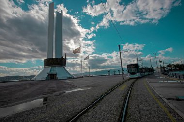 Türkiye - İzmir - Düz Karyaka, 14 Ocak 2021, kadın hakları anıtı alanında çalışan tramvay hattı ve arak alaybey