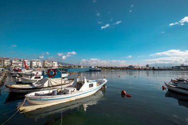 İzmir - Türkiye 08. Mart 2021 Eski Foa, deniz kenarındaki en güzel tatil köylerinden biri..