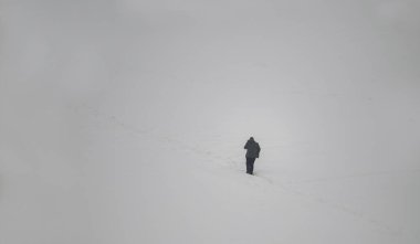 Soğuk havada karda yürüyen insanlar