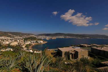 Türkiye - Mugla - Bodrum turistik kenti, Bardakci Koyu, Bodrum Kalesi ve şehir manzarası.