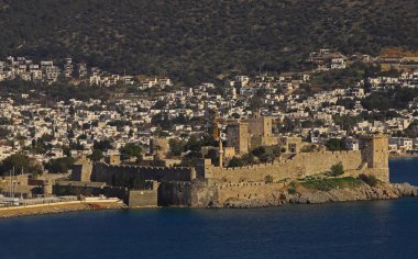 Türkiye - Mugla - Bodrum en çok turistin geldiği yerdir. Bodrum kalesi ve şehir manzarası.