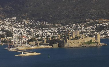 Türkiye - Mugla - Bodrum en çok turistin geldiği yerdir. Bodrum kalesi ve şehir manzarası.