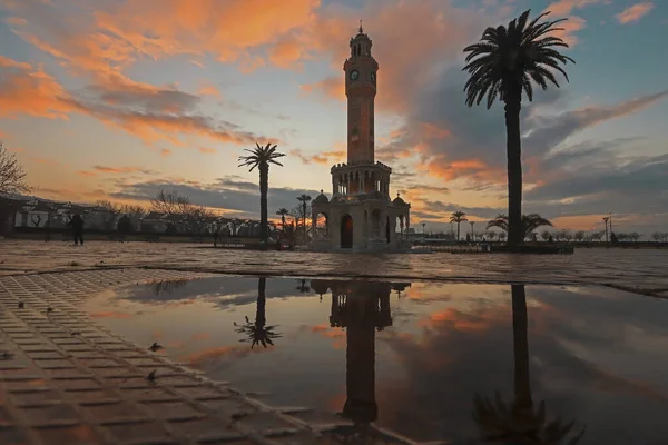 İzmir, Türkiye - 28 Ocak 2021: İzmir Saat Kulesi ışığında. Türkiye 'de İzmir' in sembolü kuledir