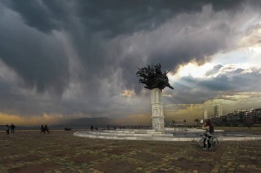 İzmir, Türkiye - 22 Ocak 2021: Gundogdu Meydanı İzmir 'de yağmurlu bir günü izleyecek