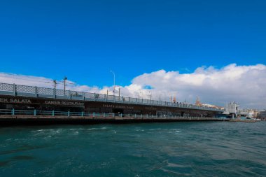 ISTANBUL, TURKEY - 17.ubat .2021: İlçe dışındaki araçları birleştiren İstanbul, Eminn ve Karaky 'deki deniz kıyılarında yapılan köprü restoranda yer alıyor..