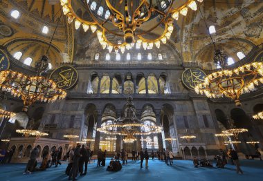 (Genellikle caminin avlusunun ortasında, etrafındaki musluklardan su akan ve ortasından çeşme akan kubbeli bir abdest yeri bulunur..