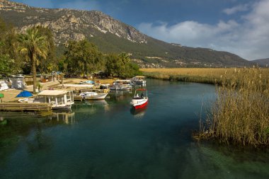 (Mula - Türkiye 05 Şubat 2021) Akyaka, Kadn Azma Akıntısı 'ndaki seyahat tekneleri, turizmin en sevilen yerlerinden biri..