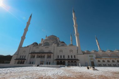 (İstanbul - Türkiye 22 Şubat 2021), Cumhuriyet tarihindeki en büyük camidir. 63 bin kişilik kapasitesi ve 6 minaresi olan bir camii..