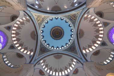 (İstanbul - Türkiye 22 Şubat 2021), Cumhuriyet tarihindeki en büyük camidir. 63 bin kişilik kapasitesi ve 6 minaresi olan bir camii..