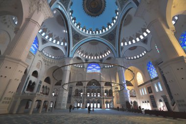 (İstanbul - Türkiye 22 Şubat 2021), Cumhuriyet tarihindeki en büyük camidir. 63 bin kişilik kapasitesi ve 6 minaresi olan bir camii..