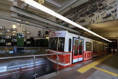 İstanbul - Türkiye 16 Şubat 2021, Karaky, Beyolu hattında faaliyet gösteren dünyanın en eski ikinci metro istasyonu. 17 Ocak 1875 'te hizmete girdi..