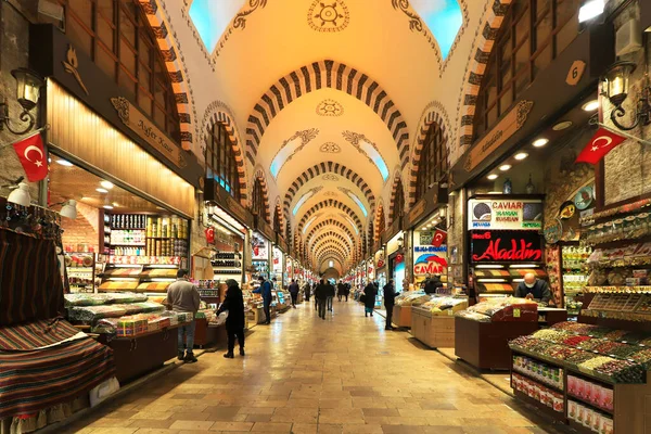 (İstanbul - Türkiye 16.2021) Baharat Pazarı. Eminn 'deki yeni camii yakınlarındaki İstanbul' un en eski kapalı pazarlarından biri..