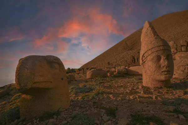 Türkiye 'nin Nemrut Dağı' nın tepesindeki antik heykeller. Nemrut Dağı UNESCO Dünya Mirası olarak listelenmiştir. Adiyaman, Türkiye