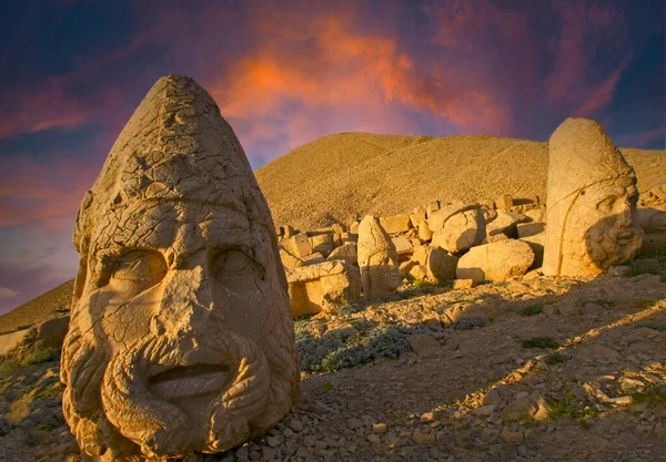 Türkiye 'nin Nemrut Dağı' nın tepesindeki antik heykeller. Nemrut Dağı UNESCO Dünya Mirası olarak listelenmiştir. Adiyaman, Türkiye