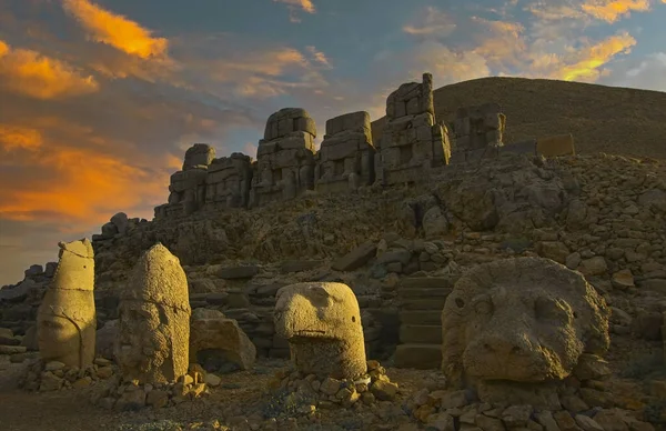 Türkiye 'nin Nemrut Dağı' nın tepesindeki antik heykeller. Nemrut Dağı UNESCO Dünya Mirası olarak listelenmiştir. Adiyaman, Türkiye