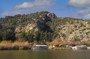 (Dalyan - Mugla - Türkiye 05 Şubat 2021) Kycagiz Gölü ile Dalyan 'daki Iztuzu plajı arasındaki nehirde tekne gezisi.