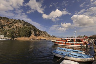 (Dalyan - Mugla - Türkiye 05 Şubat 2021) Kycagiz Gölü ile Dalyan 'daki Iztuzu plajı arasındaki nehirde tekne gezisi.