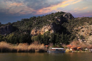 (Dalyan - Mugla - Türkiye 05 Şubat 2021) Kycagiz Gölü ile Dalyan 'daki Iztuzu plajı arasındaki nehirde tekne gezisi.