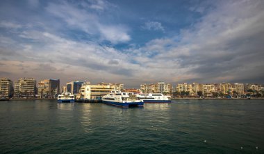 (Karsiyaka - İzmir - Türkiye 22 Ocak 2021) İzmir 'in en büyük illerinden biri ve insan hakları anıtı üzerindeki feribot iskelesi