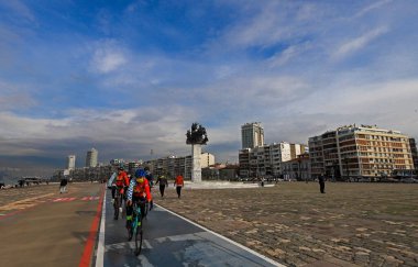 (Gndogdu Meydanı - İzmir - Türkiye 22 Ocak 2021) İzmir 'in en ünlü alanlarından biri olan alsancak bisiklet yolunda spor yapan bisikletçiler.
