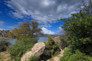 (Aydın - Türkiye) Göl manzaralı Bafa Gölü kıyısındaki eski sercin köyü.