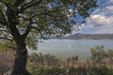 (Aydın - Türkiye) Göl manzaralı Bafa Gölü kıyısındaki eski sercin köyü.