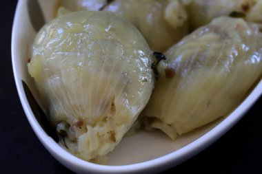 Türk usulü pirinç ve içi doldurulmuş soğan