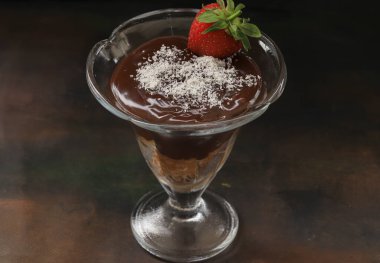 Cam kasede çikolatalı puding, hindistan cevizi ve çilek. Yerel adı Supangle