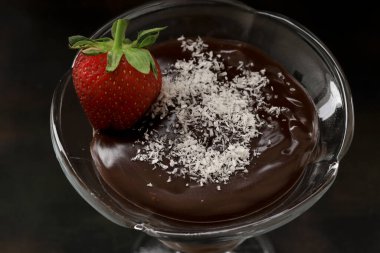 Cam kasede çikolatalı puding, hindistan cevizi ve çilek. Yerel adı Supangle