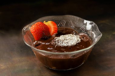 Cam kasede çikolatalı puding, hindistan cevizi ve çilek. Yerel adı Supangle