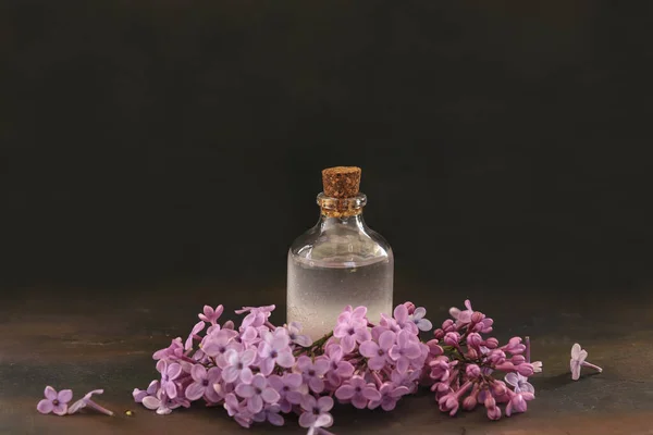 Fliederblüte Und Fliederöl Flasche Auf Holztisch — Stockfoto