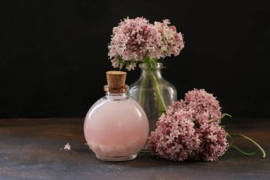 Bir şişe kediotu ve yağ (Valeriana officinalis)