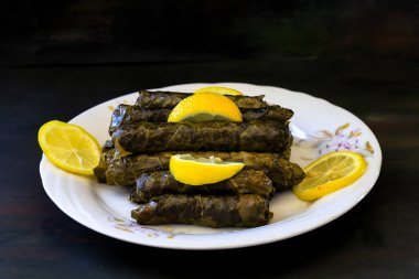 Üzüm yaprakları, doldurulmuş üzüm yaprakları, geleneksel yiyecekler, dolar, sarmaşık, dolgun, limon dilimleri, aperatif.