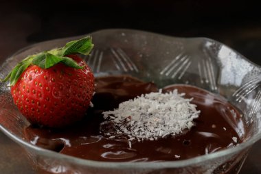 Cam kasede çikolatalı puding, hindistan cevizi ve çilek. Yerel adı Supangle