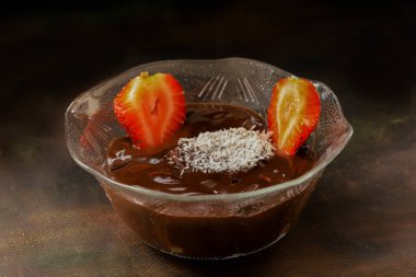 Cam kasede çikolatalı puding, hindistan cevizi ve çilek. Yerel adı Supangle