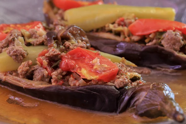 Türk göbeği yarık yemeği (patlıcan, kıyma, domates ve biberle yapılan Türk yemeği)