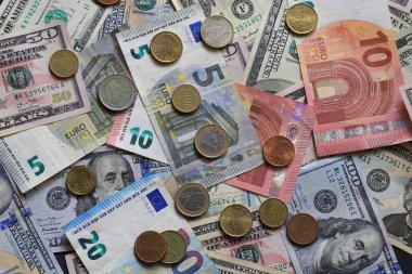 Çeşitli ülkelerden farklı kağıt paralar..