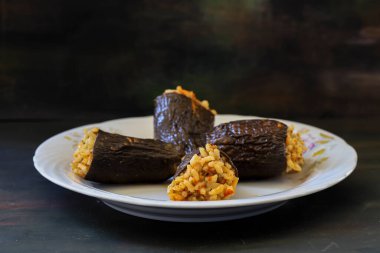 Beyaz bir tabağa doldurulmuş patatesler.