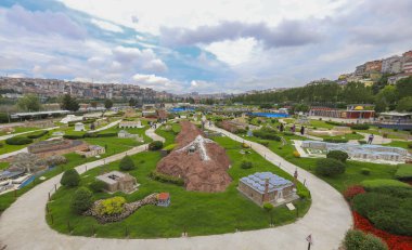 İstanbul, Türkiye - 21 Haziran 2021: İstanbul 'daki Minuatürk Parkı manzarası. Park, İstanbul Belediyesi tarafından turistik geziler için inşa edildi.