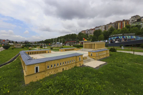İstanbul, Türkiye - 21 Haziran 2021: İstanbul 'daki Minuatürk Parkı manzarası. Park, İstanbul Belediyesi tarafından turistik geziler için inşa edildi.