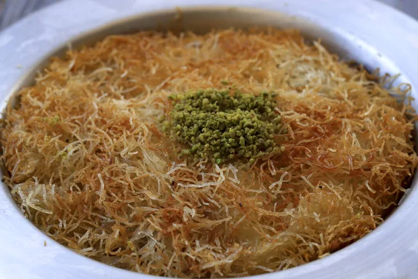 Köstliche Traditionelle Türkische Kunefe Mit Pistazien Drauf Heiß Und Mit — Stockfoto