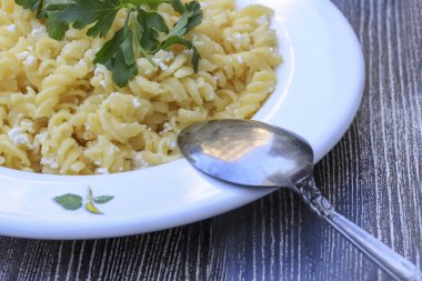 Peynirli makarna üzerine maydanoz yaprakları.