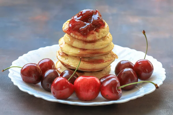 Delicious Pancakes Berries Honey Grape Syrup Homemade Pancakes Sweet Syrup — Stock Photo, Image