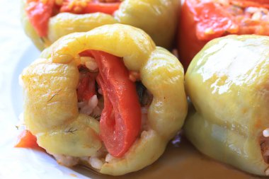 Biberli, domatesli, geleneksel Türk yemeği. Pirinçle doldurulmuş biber ve domates. (Türk mutfağı)