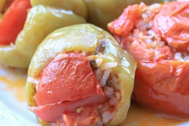 Biberli, domatesli, geleneksel Türk yemeği. Pirinçle doldurulmuş biber ve domates. (Türk mutfağı)