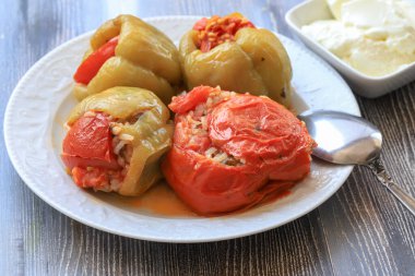 Biberli, domatesli, geleneksel Türk yemeği. Pirinçle doldurulmuş biber ve domates. (Türk mutfağı)