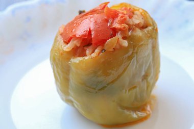 Pepper Dolma, geleneksel Türk yemeği. Pirinçle doldurulmuş biber. (Türk mutfağı)
