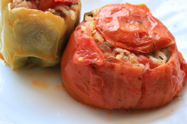 Biberli, domatesli, geleneksel Türk yemeği. Pirinçle doldurulmuş biber ve domates. (Türk mutfağı)